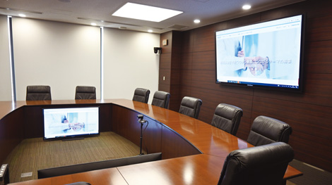 瀬⼾センター 役員会議室は正⾯の100インチディスプレイと50インチのサブディスプレイ2台を設置し、視認性を⾼めている